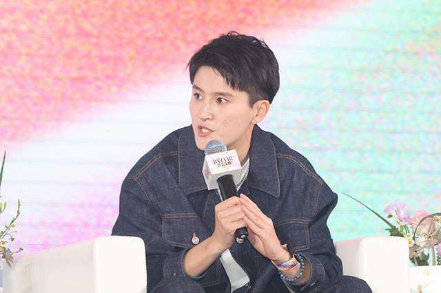 众人见他手下礼品，这才松了口气，一个个喜笑颜开。
